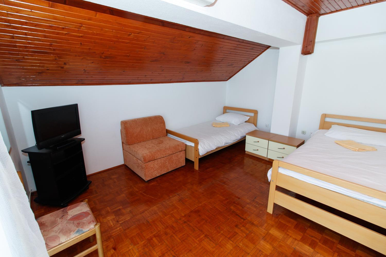 Others 2, Motel "Tri lovca", Knin