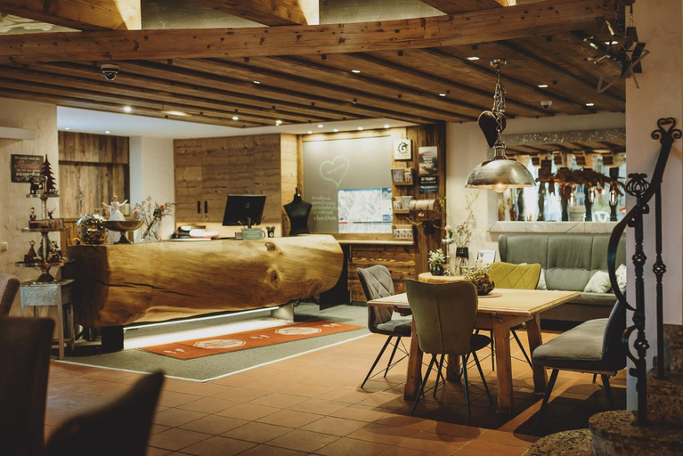 Public Area, Der Gollinger, Zell am See