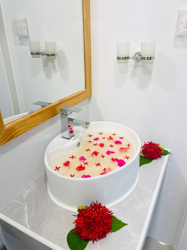 Bathroom 4, Ramzu Villa Thoddoo