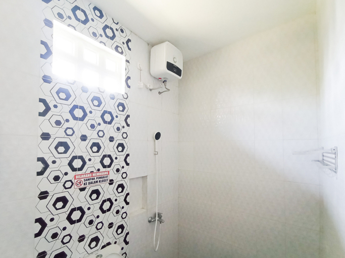 Bathroom 3, RedDoorz @ Wisma Garden Purwokerto, Banyumas
