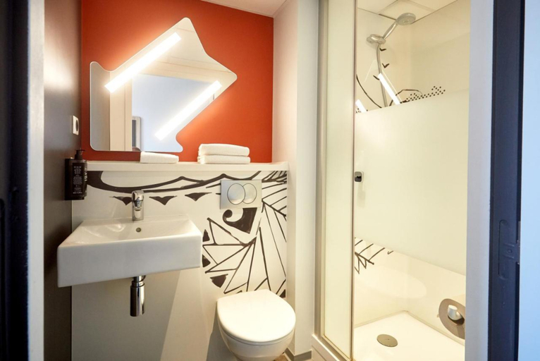 Bathroom 5, Ibis Budget Auxerre Centre, Yonne