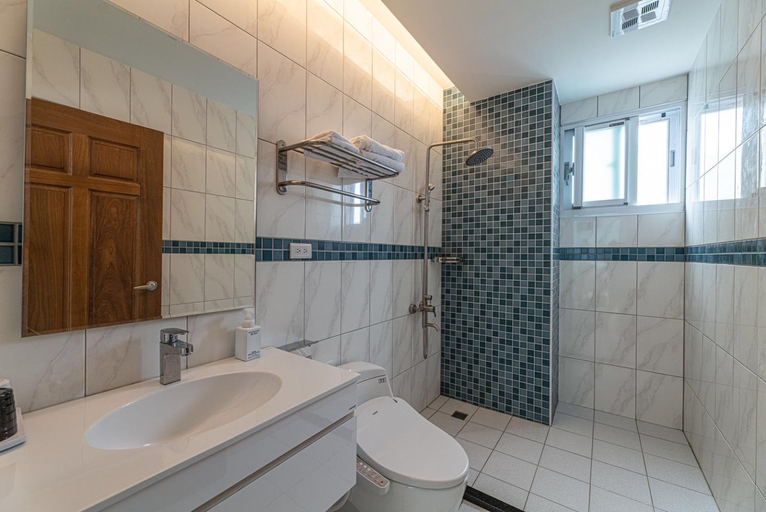 Bathroom 2, Sleep on Beach, Yilan