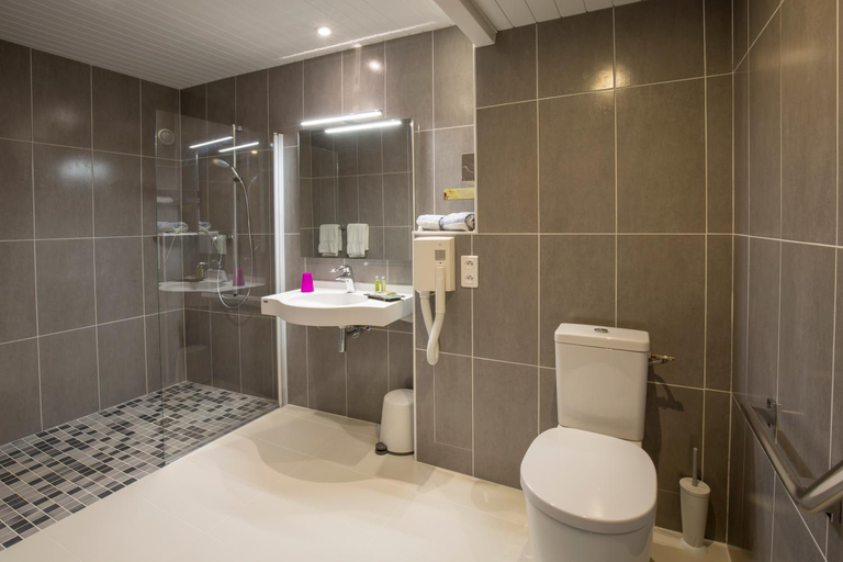 Bathroom 4, Bristol Logis Cit'Hotel Perigueux Centre, Dordogne