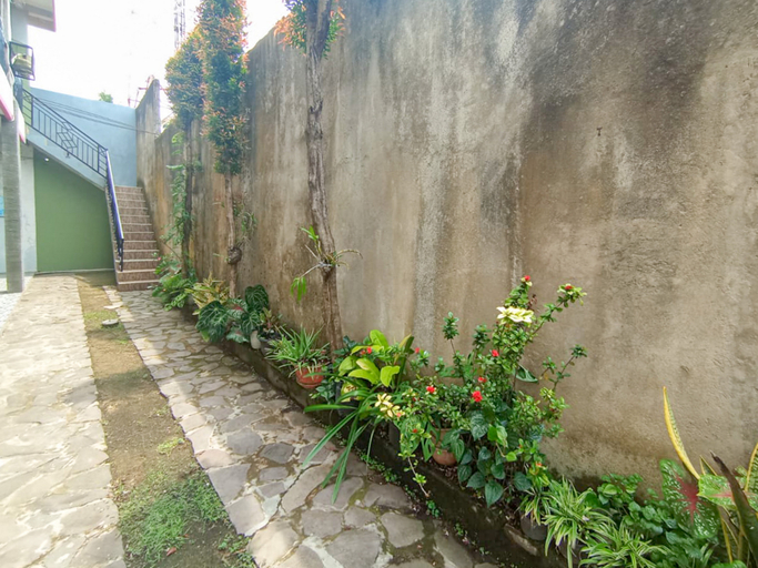 Others 3, RedDoorz @ Penginapan Hello Pacitan, Pacitan