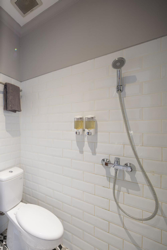 Bathroom 11