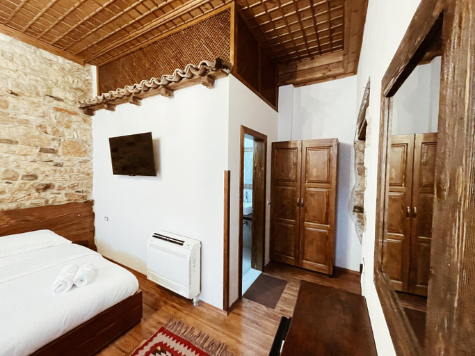 Bedroom 2, Tradita e Beratit, Beratit
