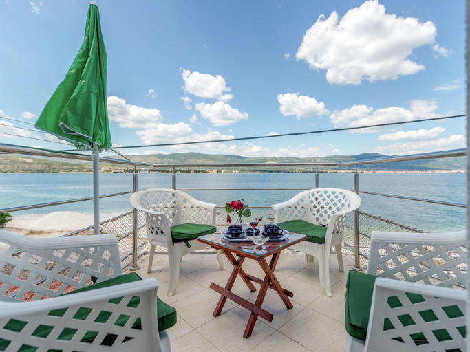 Others 4, Apartment in Arbanija with Terrace, Trogir