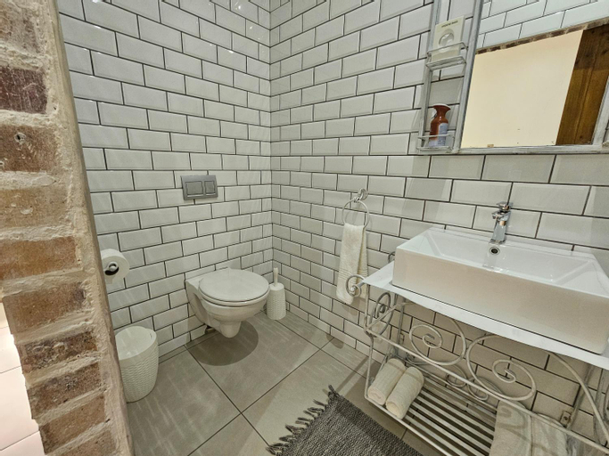 Bathroom 16