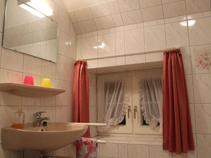 Bathroom 3, Geraumige Ferienwohnung mit Terrasse in Klutz, Nordwestmecklenburg
