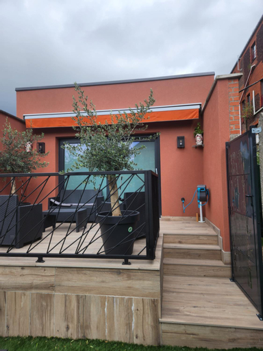 Exterior & Views