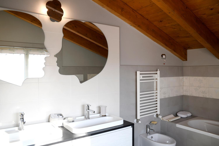 Bathroom 2, La Casa Della Volpe, Varese