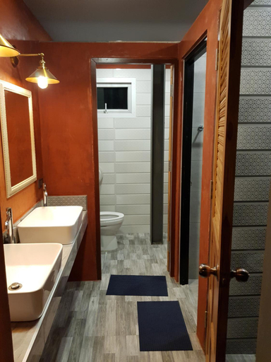 Bathroom 5, Tepbunthom Hostel, Phra Nakhon