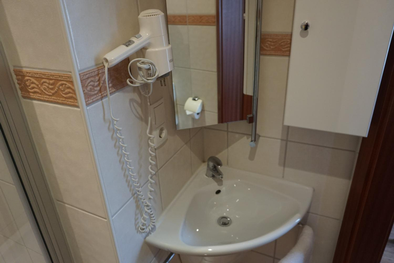 Bathroom 10