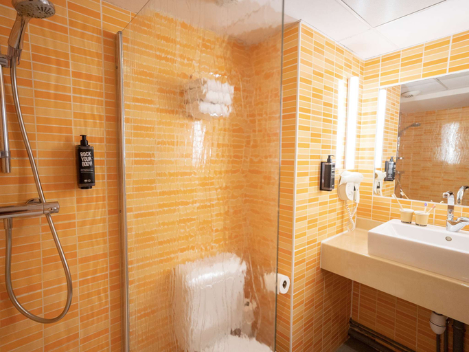Bathroom 4, ibis Styles Cognac, Charente