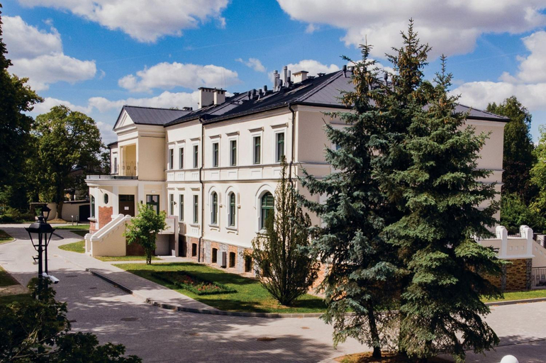 Exterior & Views