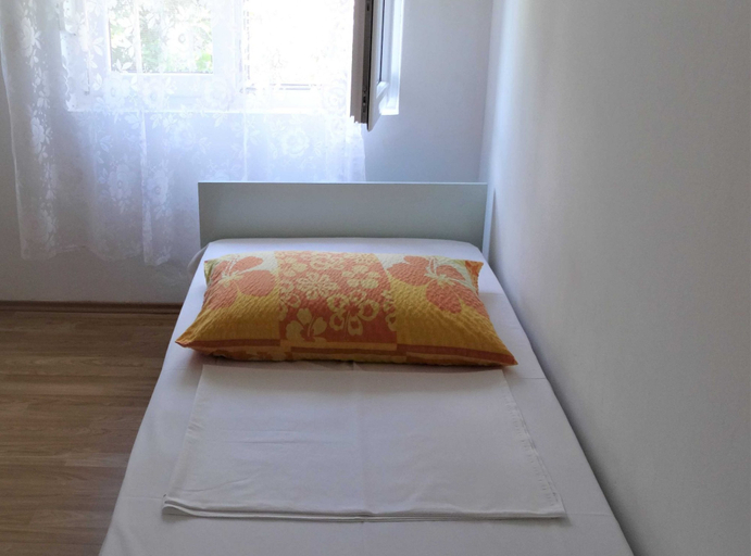 Bedroom 5, Airy Crikvenica Apartment With Terrace Close to Beach, Crikvenica