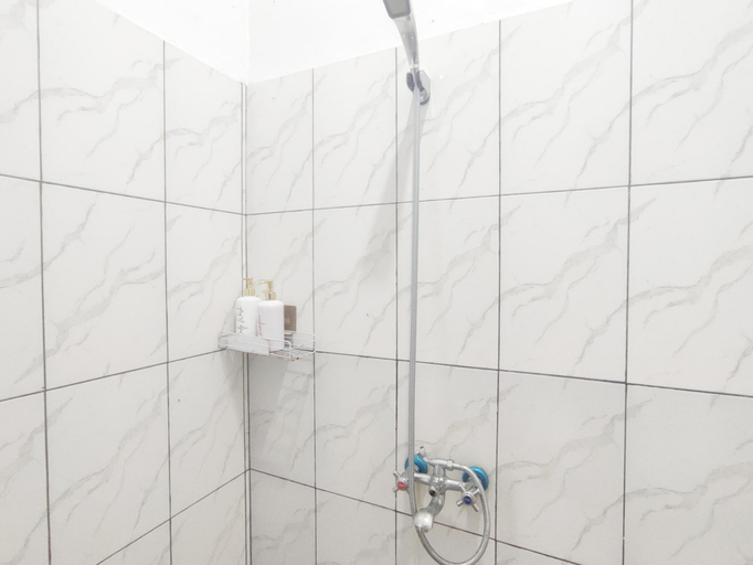 Bathroom 3, Kayon Lawu RedPartner, Karanganyar