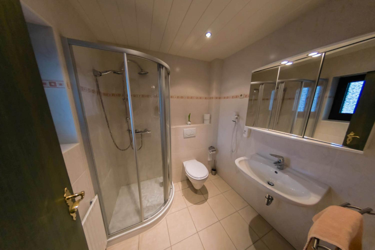 Bedroom 3, Hotel & Restaurant Zum Deutschen Haus, Hochtaunuskreis