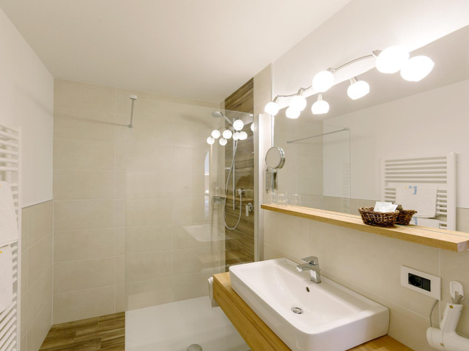 Bathroom 5, Hotel Kristall, Bolzano