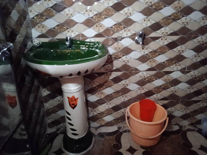 Bathroom 5, Shri Narayan tourist lodge & Chandica hotel, Rudraprayag