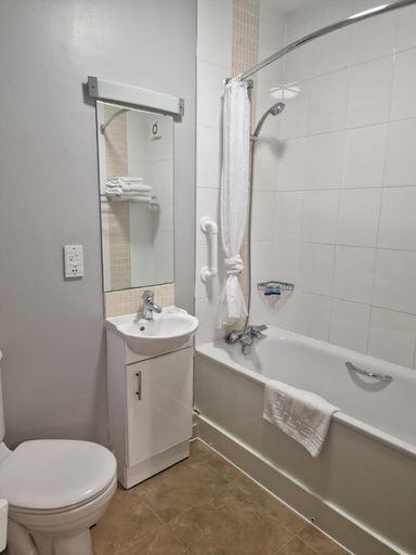 Bathroom 3, The Lamb & Flag Hotel, Neath Port Talbot
