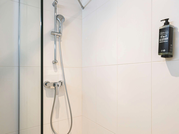 Bathroom 10