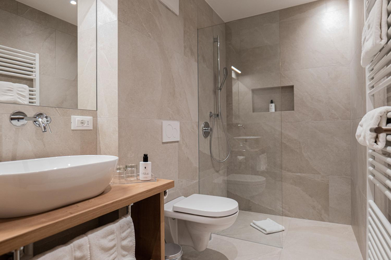 Bathroom 2, Garni Hotel Am Meilenstein, Bolzano