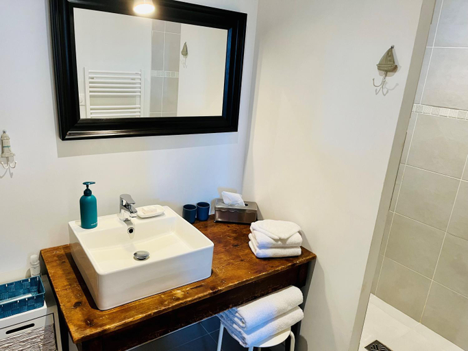 Bathroom 2, Le Credo, Ain