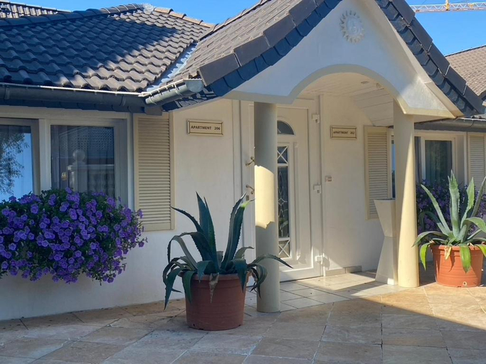 Exterior 3