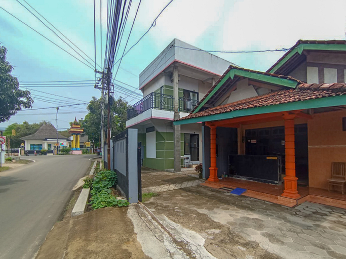 Exterior & Views 2, RedDoorz @ Penginapan Hello Pacitan, Pacitan