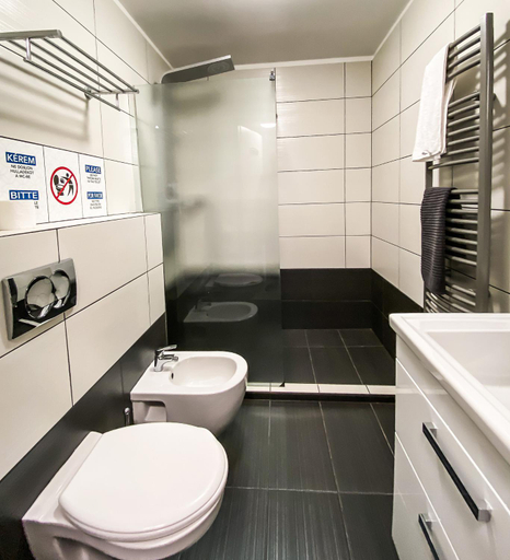 Bathroom 5, Dominik Panzio, Budapesti