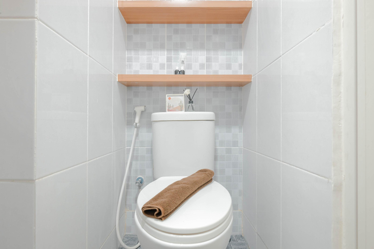 Bathroom 2, Modern Living Studio at Tokyo Riverside PIK 2 Apartment By Travelio, Tangerang