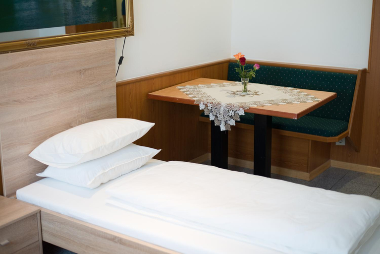 Bedroom 2, Cafe 168, Wien