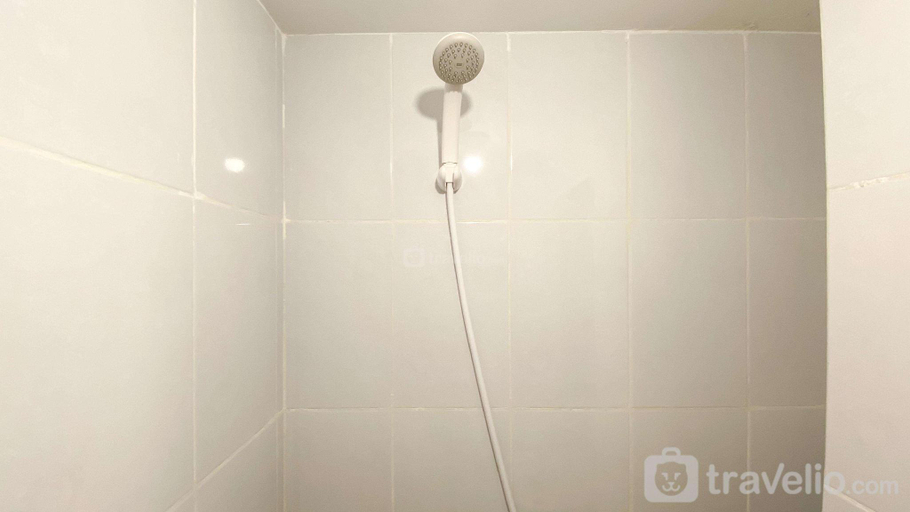 Bathroom, Simply Studio @ Tokyo Riverside PIK 2 By Travelio, Tangerang
