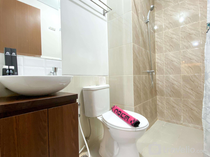 Bathroom, Great 2BR Transpark Juanda Bekasi Apt By Travelio, Bekasi