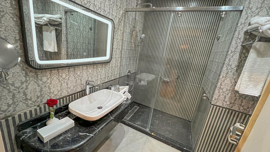 Bathroom 4, Helnan Palace Hotel - Adults Only, Al-Muntazah