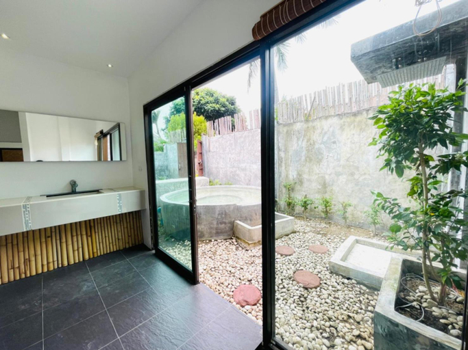 Bathroom 4, The Sea Resort, Haad Rin, Ko Phangan
