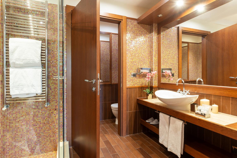 Bathroom 18