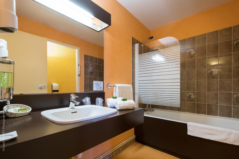 Bathroom 3, Logis Hôtel Atrium, Vosges