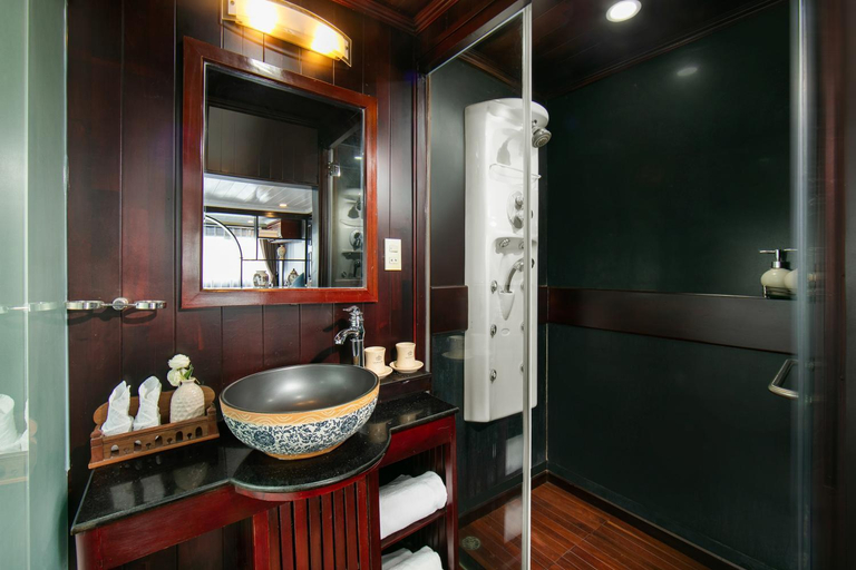 Bathroom 2, La Regina Classic Cruise, Hạ Long