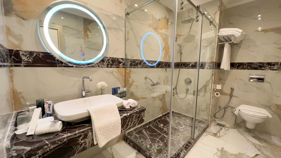 Bathroom 4, Helnan Palace Hotel - Adults Only, Al-Muntazah