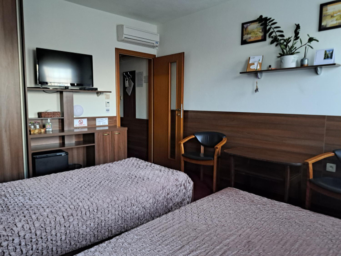 Bedroom 3, Penzion Kozak B&B, Prievidza