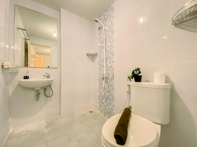 Bathroom 5, Nice View and Cozy 1BR Apartment at Tokyo Riverside PIK 2 By Travelio, Tangerang