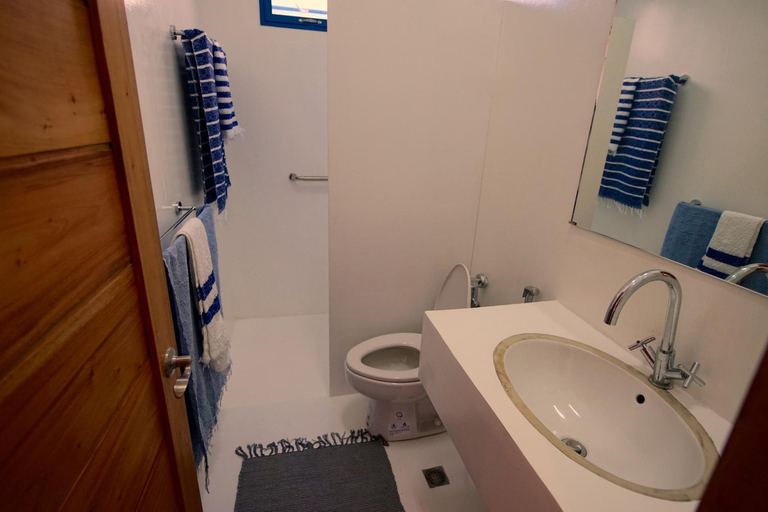 Bathroom 4, Hop Hostel, Coron