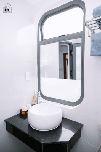 Bathroom 3, Chi's Homestay & Coffee, Huế