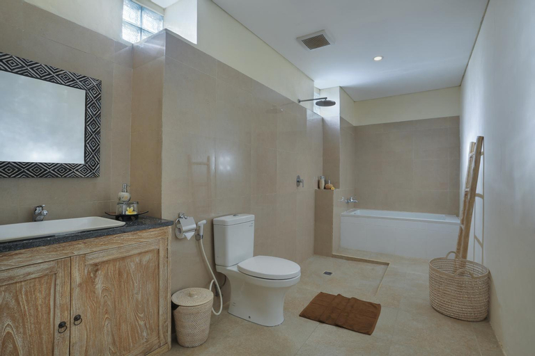 Bathroom 16