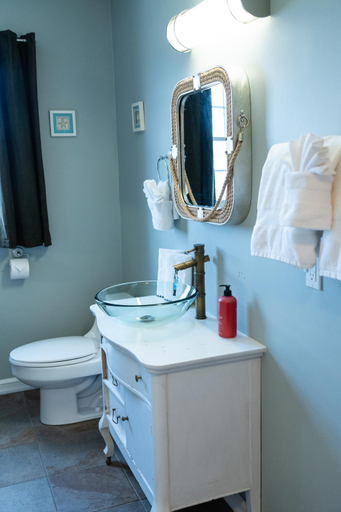Bathroom 2, Albert's, Shelburne