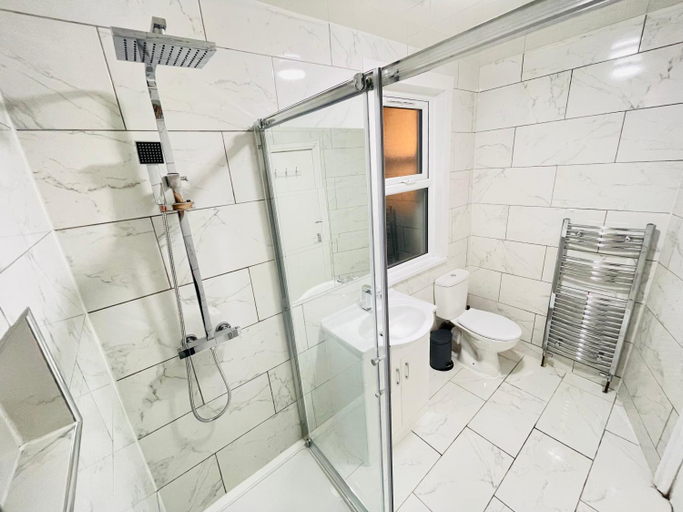 Bathroom 2, Norman Guest House, London