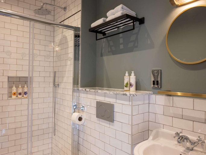 Bathroom 3, Spread Eagle, London