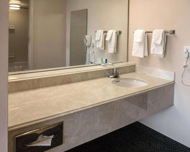 Bathroom 4, Economy Inn & Suites, Caddo